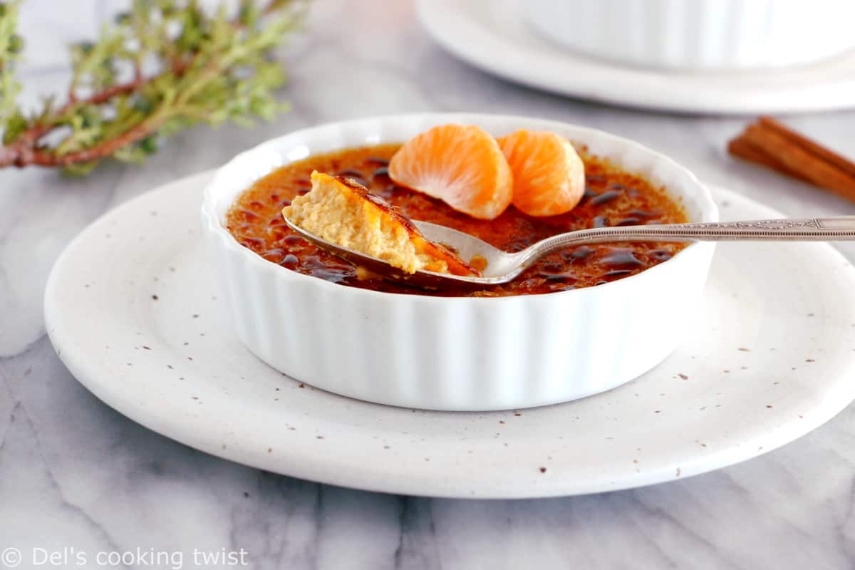 Testez ma crème brûlée à la citrouille, un dessert original, onctueux et crémeux à souhait. Réalisé avec de la citrouille et des épices chaudes, on y retrouve cette fameuse couche caramélisée par-dessus.