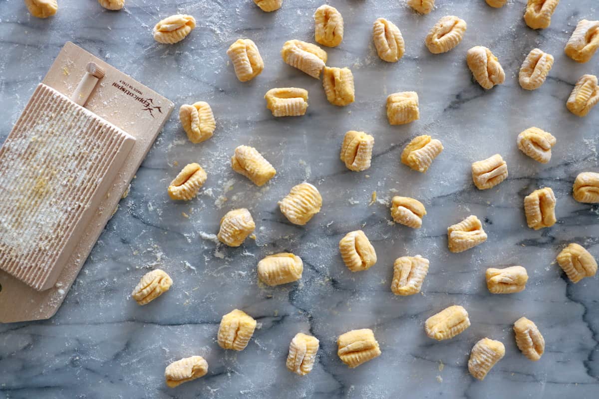 How to shape gnocchi