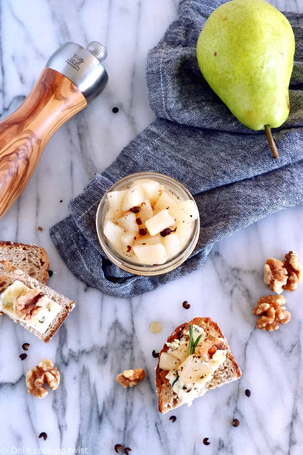 Cette compotée de poires infusées au poivre du timut est une recette toute simple et très parfumée qui accompagnera volontiers vos fromages pour les fêtes.