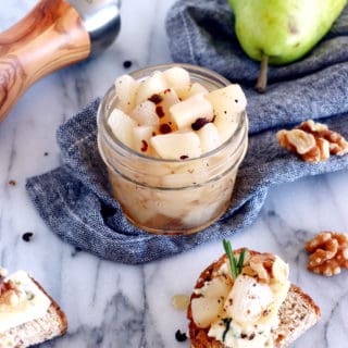 Cette compotée de poires infusées au poivre du timut est une recette toute simple et très parfumée qui accompagnera volontiers vos fromages pour les fêtes.