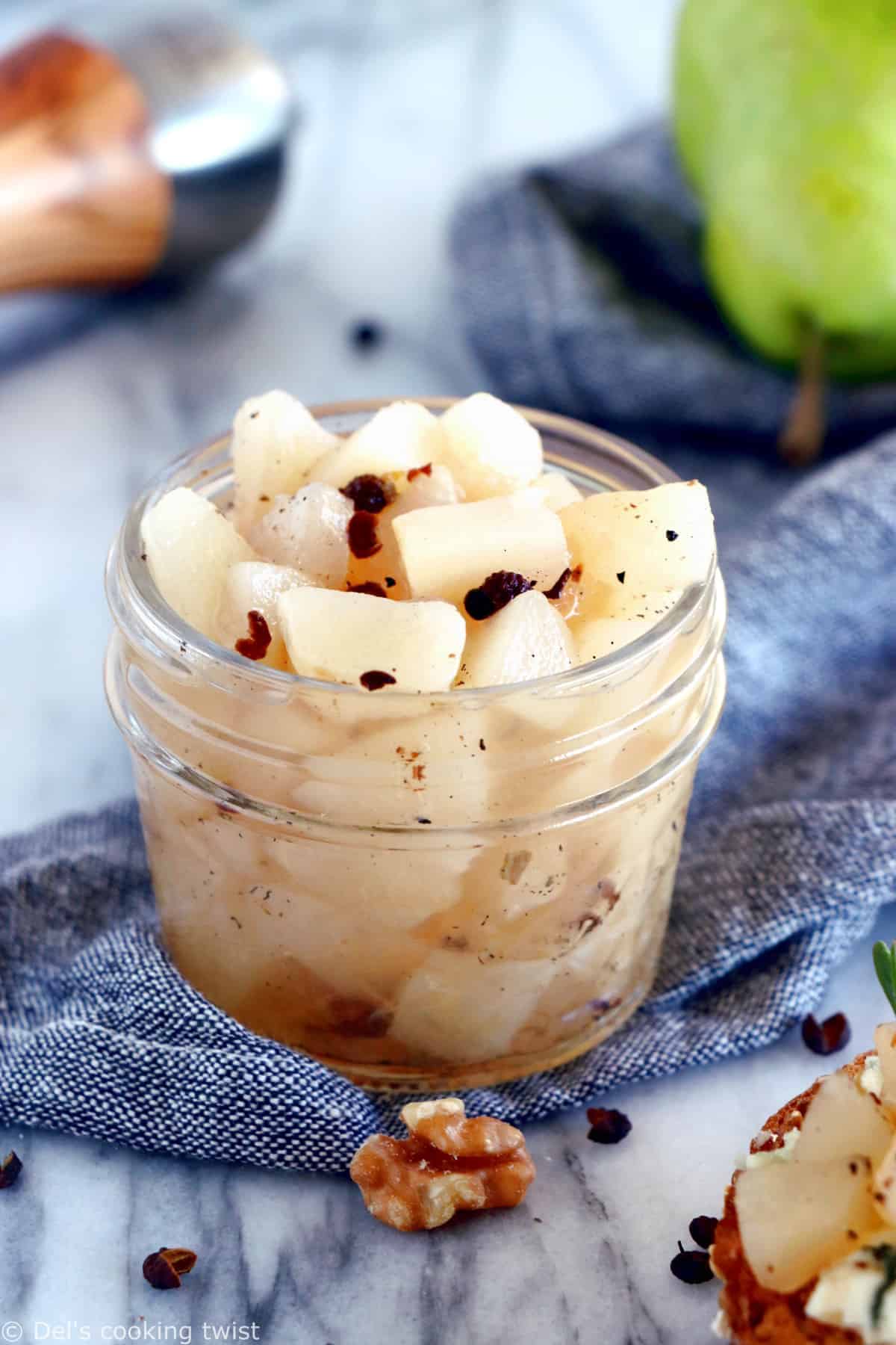 Cette compotée de poires infusées au poivre du timut est une recette toute simple et très parfumée qui accompagnera volontiers vos fromages pour les fêtes.