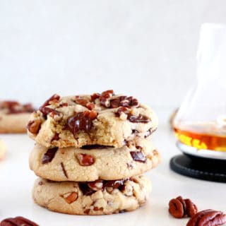 Voici une recette de cookies des plus originales : des cookies au whisky, noix de pécan et pépites de chocolat. Une petite douceur parfaite pour l'automne et Thanksgiving !