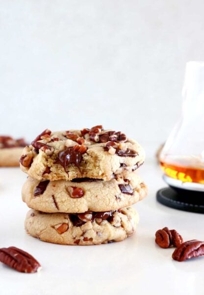 These Pecan Bourbon chocolate chunk cookies are a very festive little treat. Prepared with pecans, dark chocolate chunks and a splash of Bourbon, they are just perfect for Thanksgiving or the holiday season.