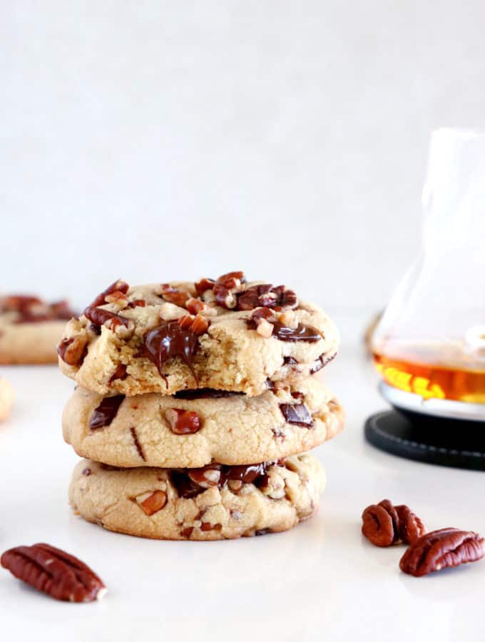 Voici une recette de cookies des plus originales : des cookies au whisky, noix de pécan et pépites de chocolat. Une petite douceur parfaite pour l'automne et Thanksgiving !