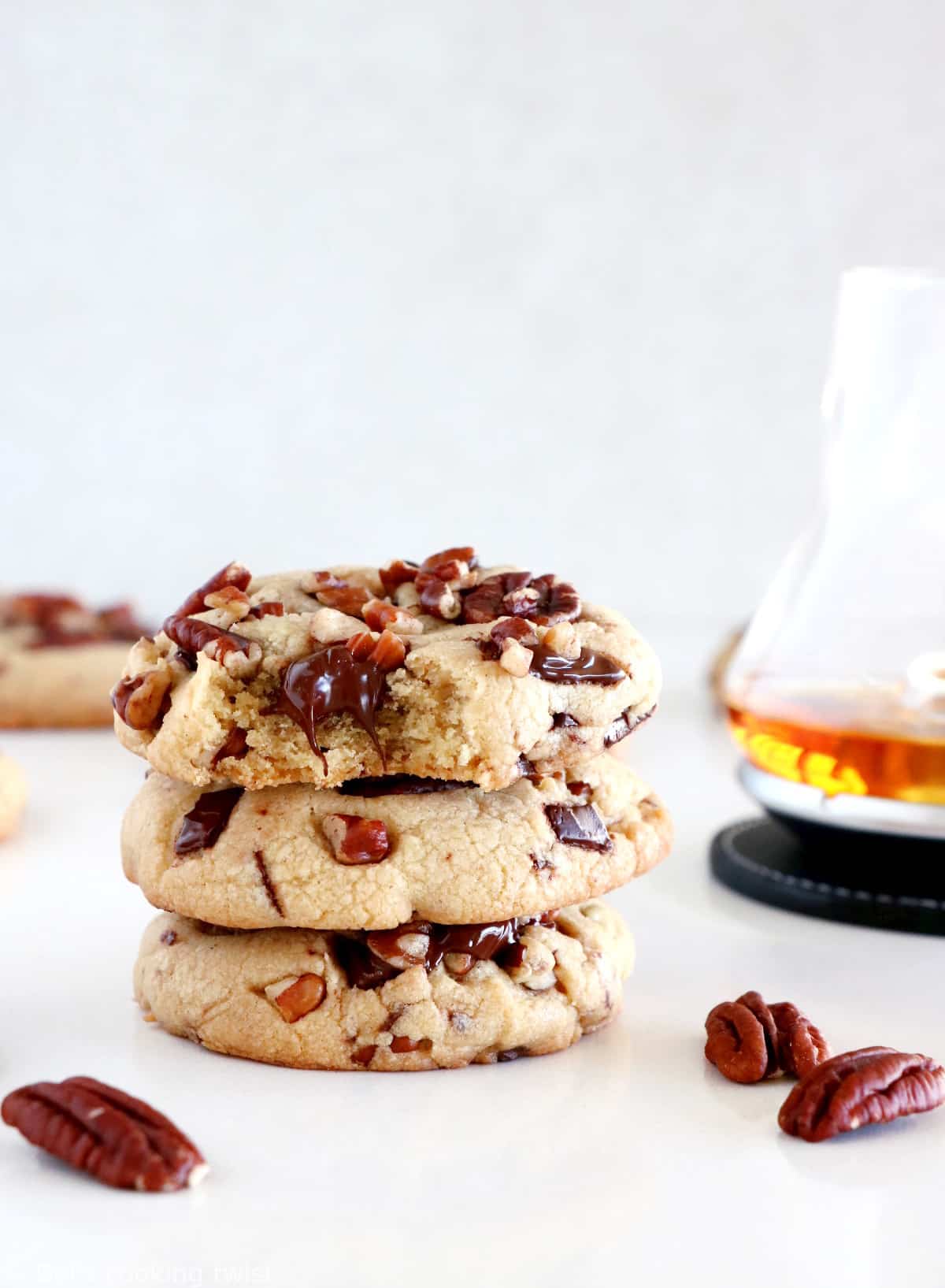 These Pecan Bourbon chocolate chunk cookies are a very festive little treat. Prepared with pecans, dark chocolate chunks and a splash of Bourbon, they are just perfect for Thanksgiving or the holiday season.