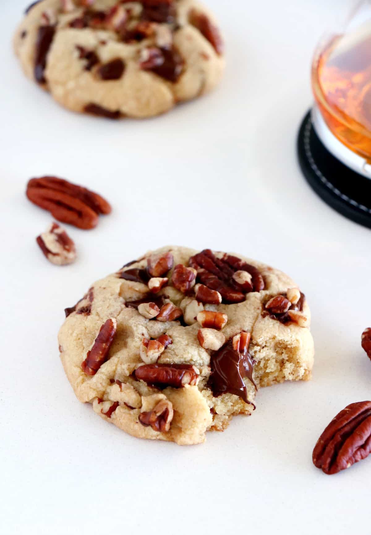 Voici une recette de cookies des plus originales : des cookies au whisky, noix de pécan et pépites de chocolat. Une petite douceur parfaite pour l'automne et Thanksgiving !