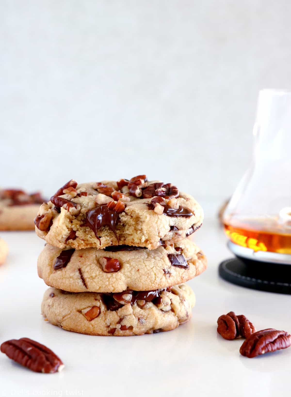 These Pecan Bourbon chocolate chunk cookies are a very festive little treat. Prepared with pecans, dark chocolate chunks and a splash of Bourbon, they are just perfect for Thanksgiving or the holiday season.