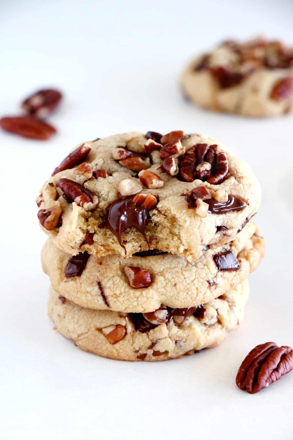 These Pecan Bourbon chocolate chunk cookies are a very festive little treat. Prepared with pecans, dark chocolate chunks and a splash of Bourbon, they are just perfect for Thanksgiving or the holiday season.