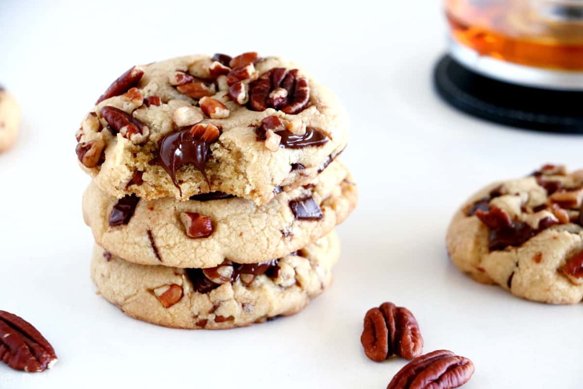 These Pecan Bourbon chocolate chunk cookies are a very festive little treat. Prepared with pecans, dark chocolate chunks and a splash of Bourbon, they are just perfect for Thanksgiving or the holiday season.