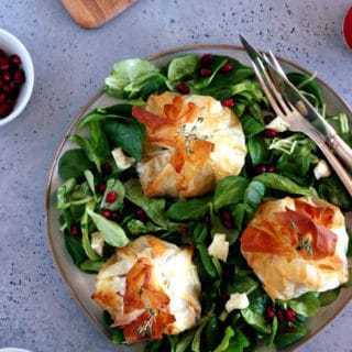 Pour une entrée de fêtes tout en élégance, optez pour ces aumônières en feuilles de brick au Brie, pommes chaudes et dattes.