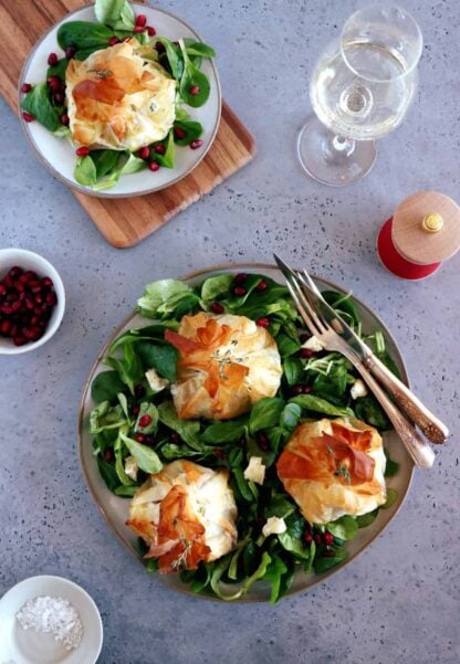 Pour une entrée de fêtes tout en élégance, optez pour ces aumônières en feuilles de brick au Brie, pommes chaudes et dattes.