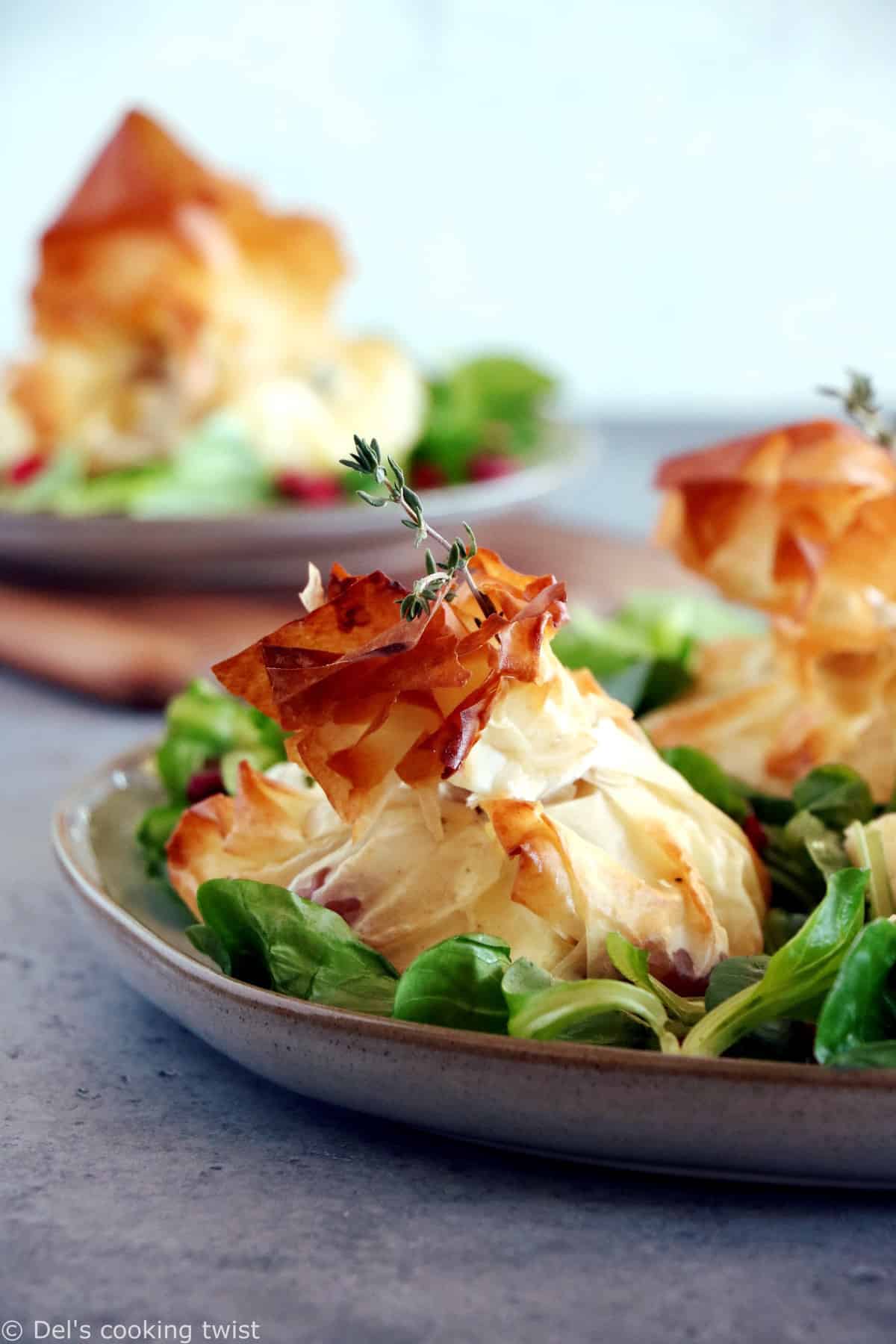 Pour une entrée de fêtes tout en élégance, optez pour ces aumônières en feuilles de brick au Brie, pommes chaudes et dattes.