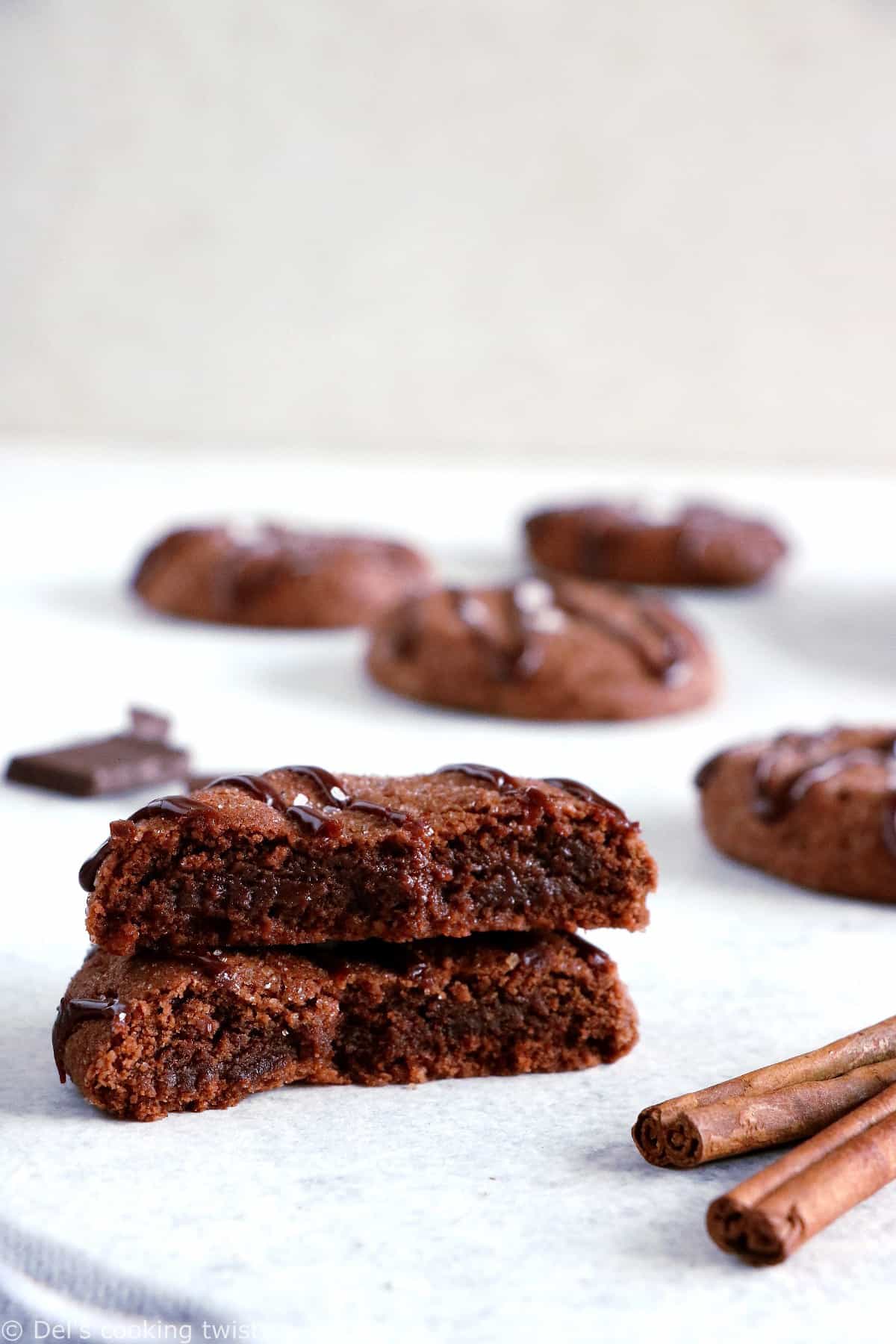 Les snickerdoodles au chocolat sont des cookies tout chocolat délicieusement parfumés à la cannelle avec une pointe de piment de cayenne.