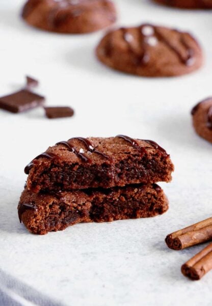 Les snickerdoodles au chocolat sont des cookies tout chocolat délicieusement parfumés à la cannelle avec une pointe de piment de cayenne.