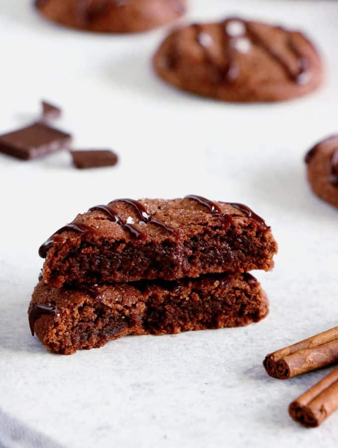 Les snickerdoodles au chocolat sont des cookies tout chocolat délicieusement parfumés à la cannelle avec une pointe de piment de cayenne.