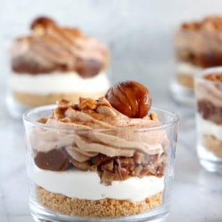 Ces petites verrines à la crème de marrons feront un merveilleux dessert individuel aux allures de fêtes. Une idée toute simple et rapide qui épatera vos convives les plus gourmands.