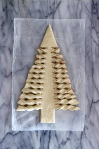 And voilà, a beautiful puff pastry Christmas tree appetizer!