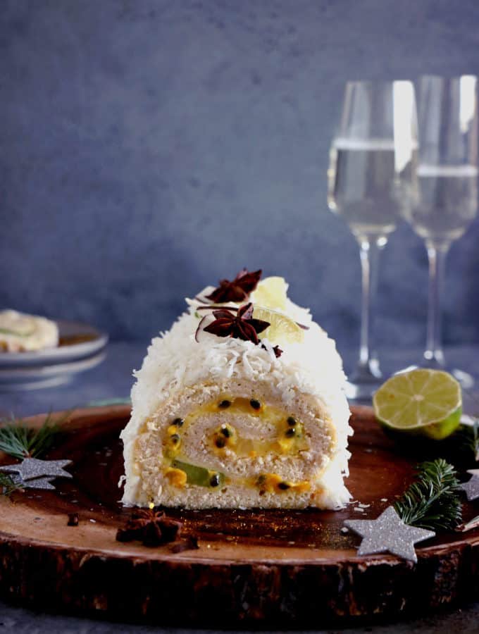 Envolons-nous vers de nouveaux horizons culinaires avec cette bûche mangue-coco aux fruits de la passion. Un Noël très gourmand vous attend.