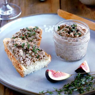 De délicieuses rillettes végétariennes aux champignons prêtes en un rien de temps et que l'on déguste à l'apéritif avec de la baguette ou sur des crackers apéritifs. Végétariens et non végétariens en raffolent.