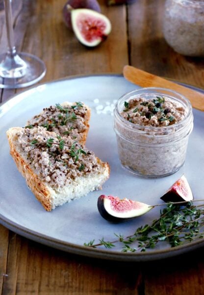 De délicieuses rillettes végétariennes aux champignons prêtes en un rien de temps et que l'on déguste à l'apéritif avec de la baguette ou sur des crackers apéritifs. Végétariens et non végétariens en raffolent.