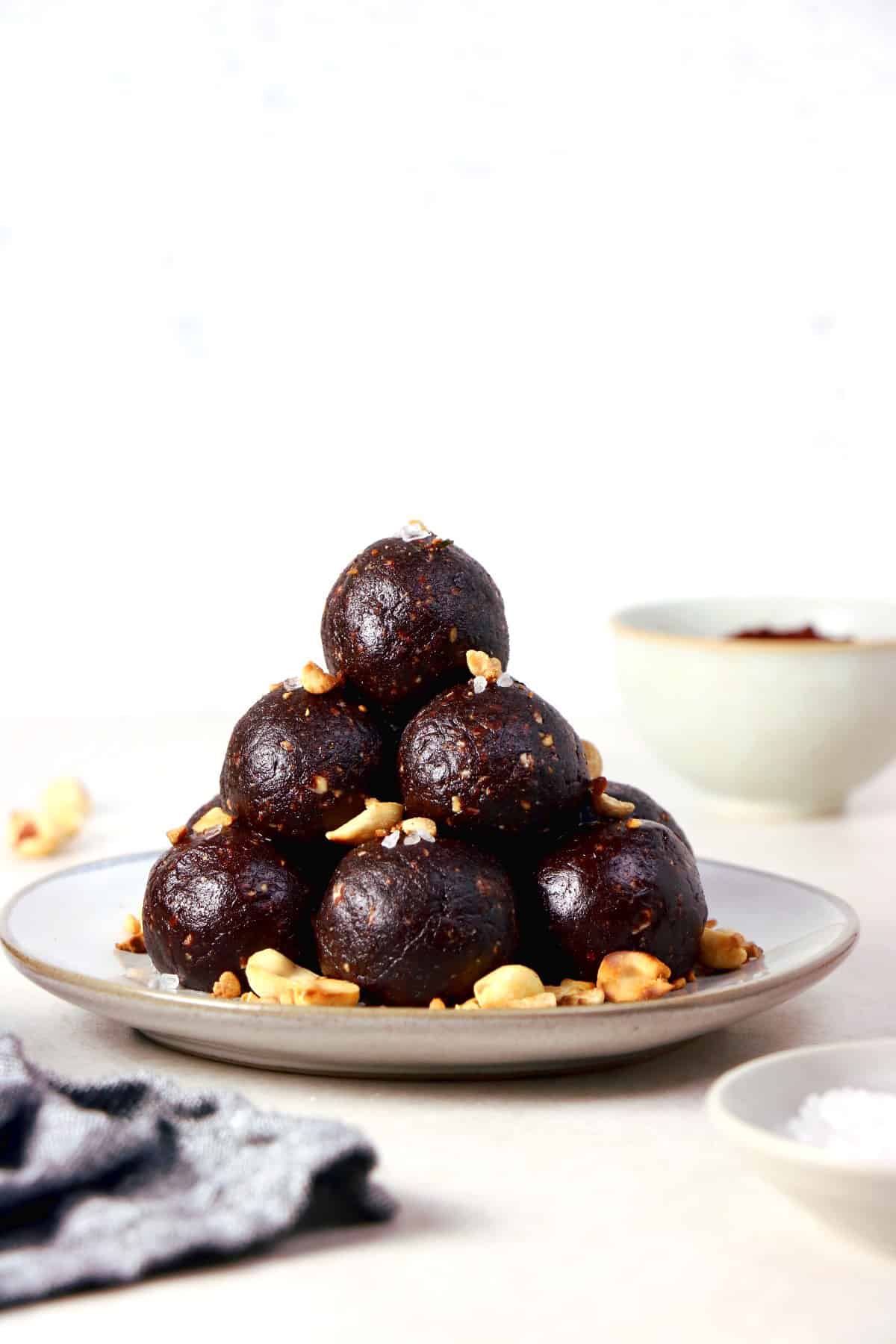 You need just 5 ingredients to make these Snickers bliss balls. Quick and easy to put together, they make a great healthy snack, packed with protein. 