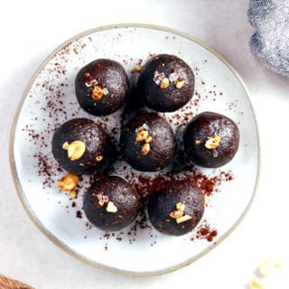 You need just 5 ingredients to make these Snickers bliss balls. Quick and easy to put together, they make a great healthy snack, packed with protein.
