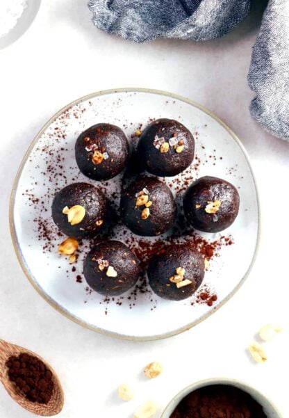 You need just 5 ingredients to make these Snickers bliss balls. Quick and easy to put together, they make a great healthy snack, packed with protein.