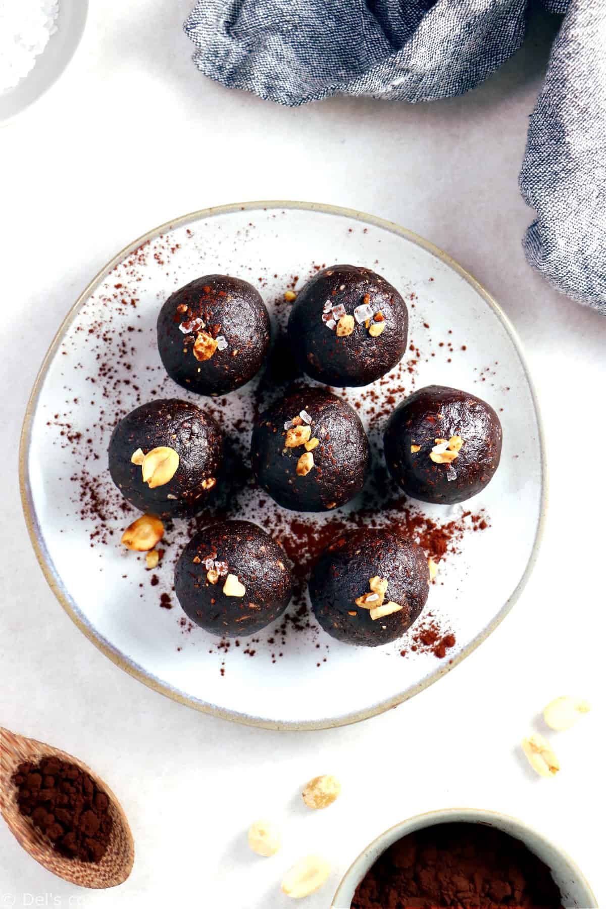 You need just 5 ingredients to make these Snickers bliss balls. Quick and easy to put together, they make a great healthy snack, packed with protein.