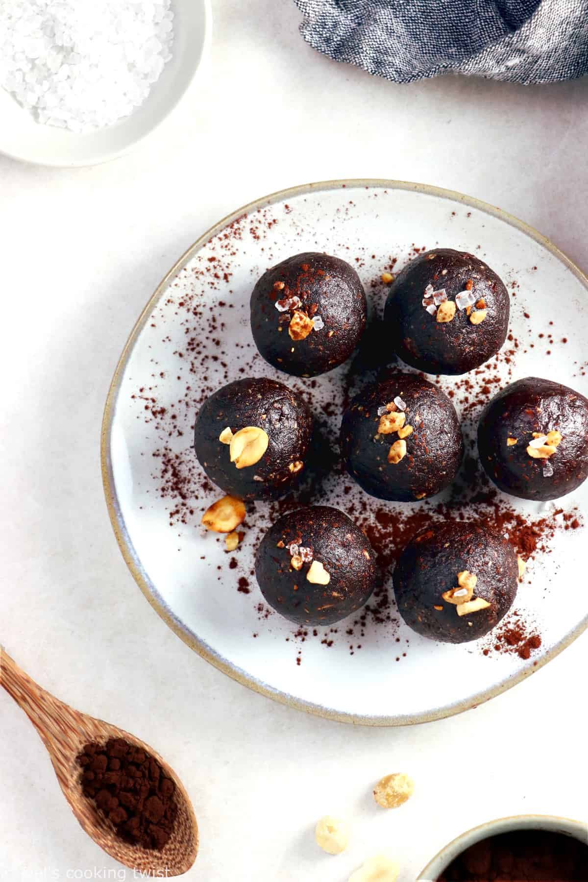 You need just 5 ingredients to make these Snickers bliss balls. Quick and easy to put together, they make a great healthy snack, packed with protein.