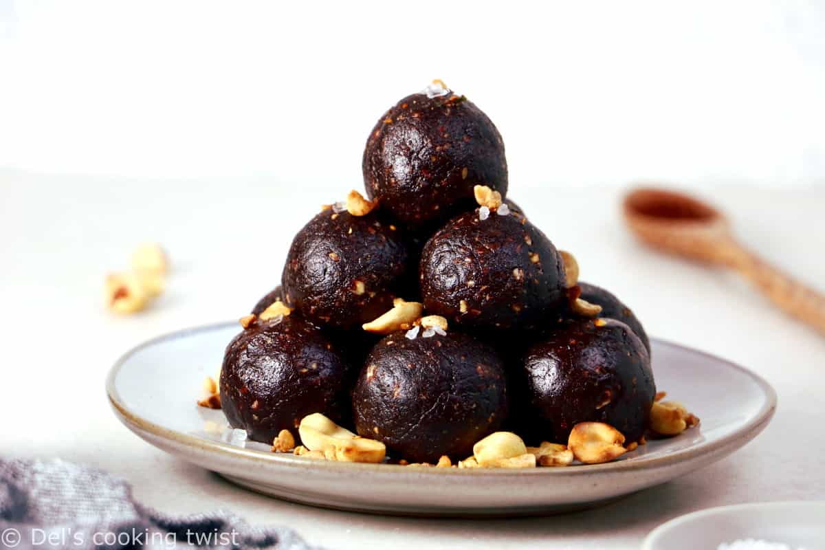 You need just 5 ingredients to make these Snickers bliss balls. Quick and easy to put together, they make a great healthy snack, packed with protein. 