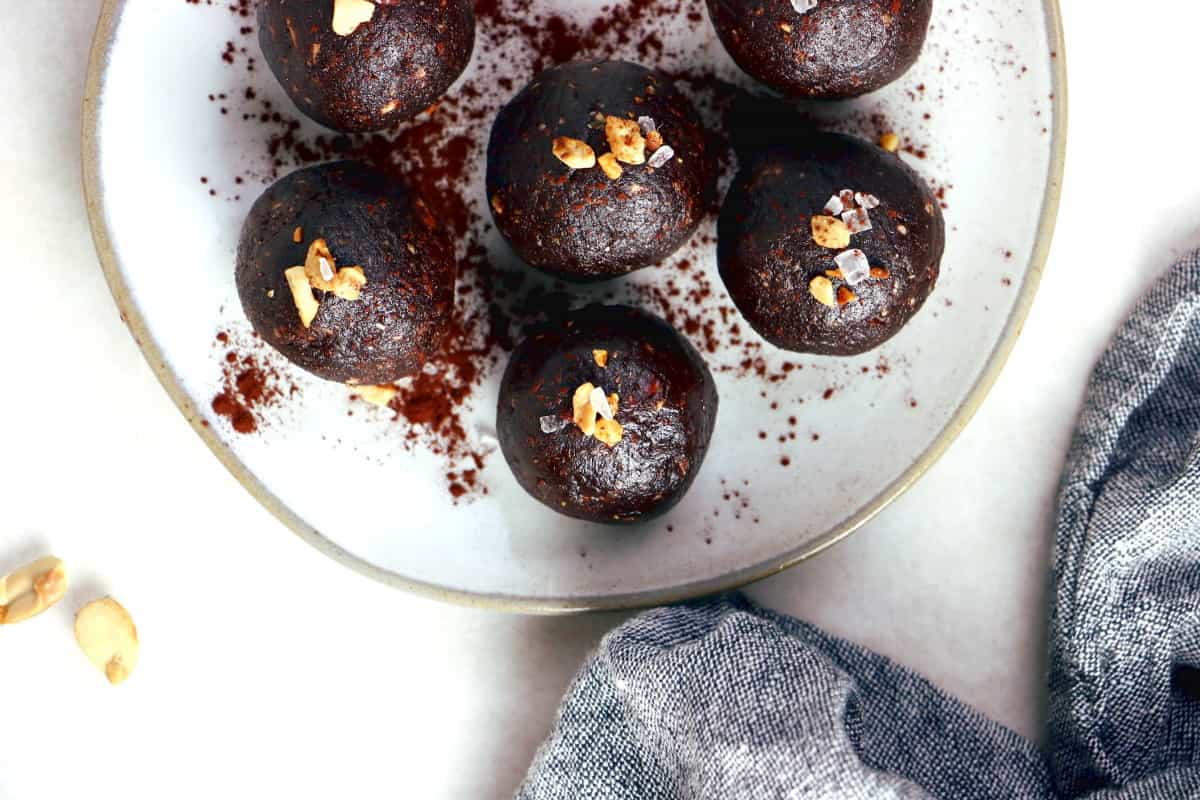 You need just 5 ingredients to make these Snickers bliss balls. Quick and easy to put together, they make a great healthy snack, packed with protein. 