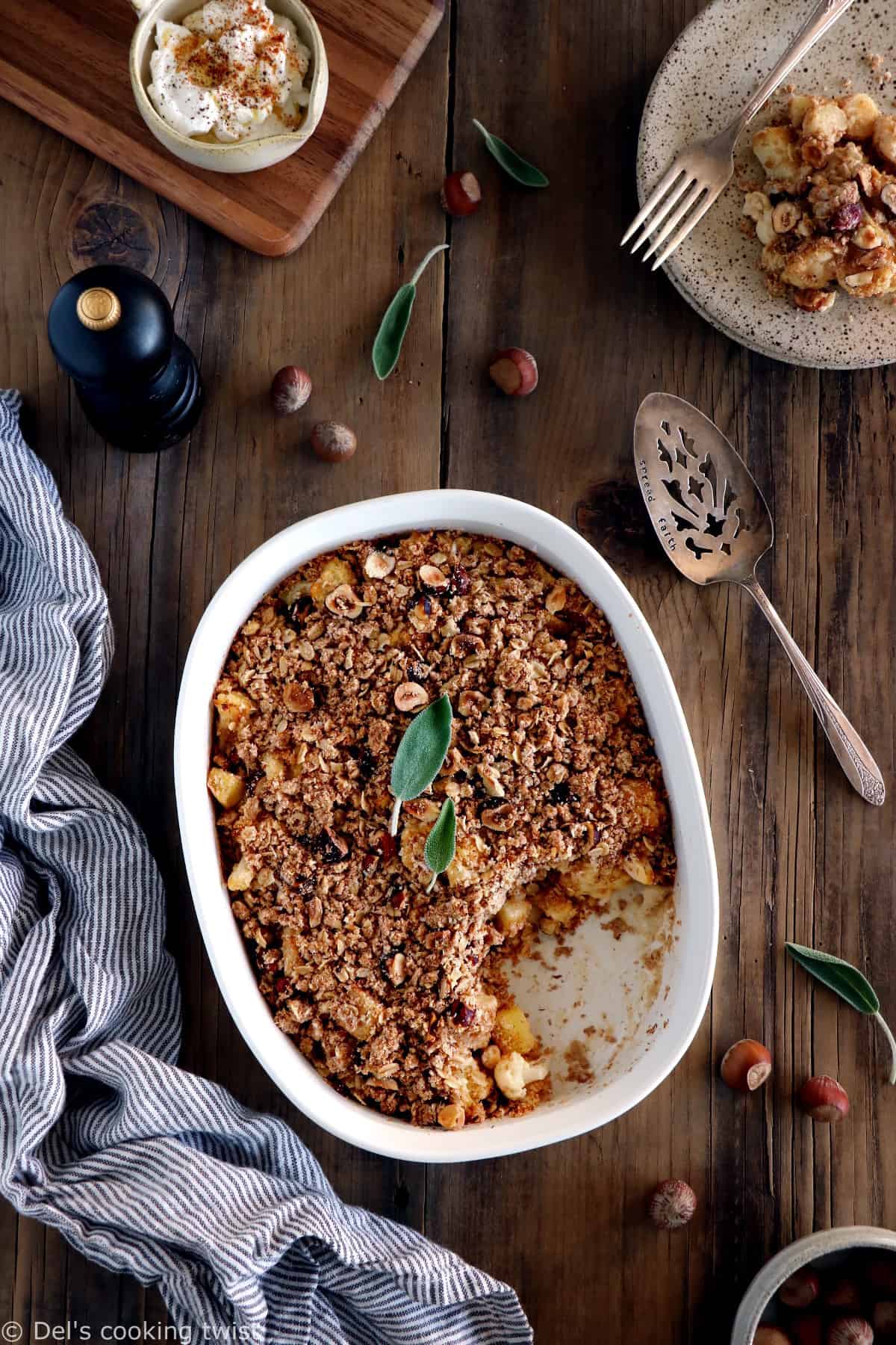 Ce crumble de chou-fleur et panais constitue un plat végétarien et familial sain, nourrissant et riche en saveurs.