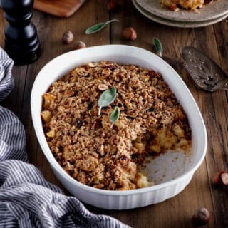 Ce crumble de chou-fleur et panais constitue un plat végétarien et familial sain, nourrissant et riche en saveurs.