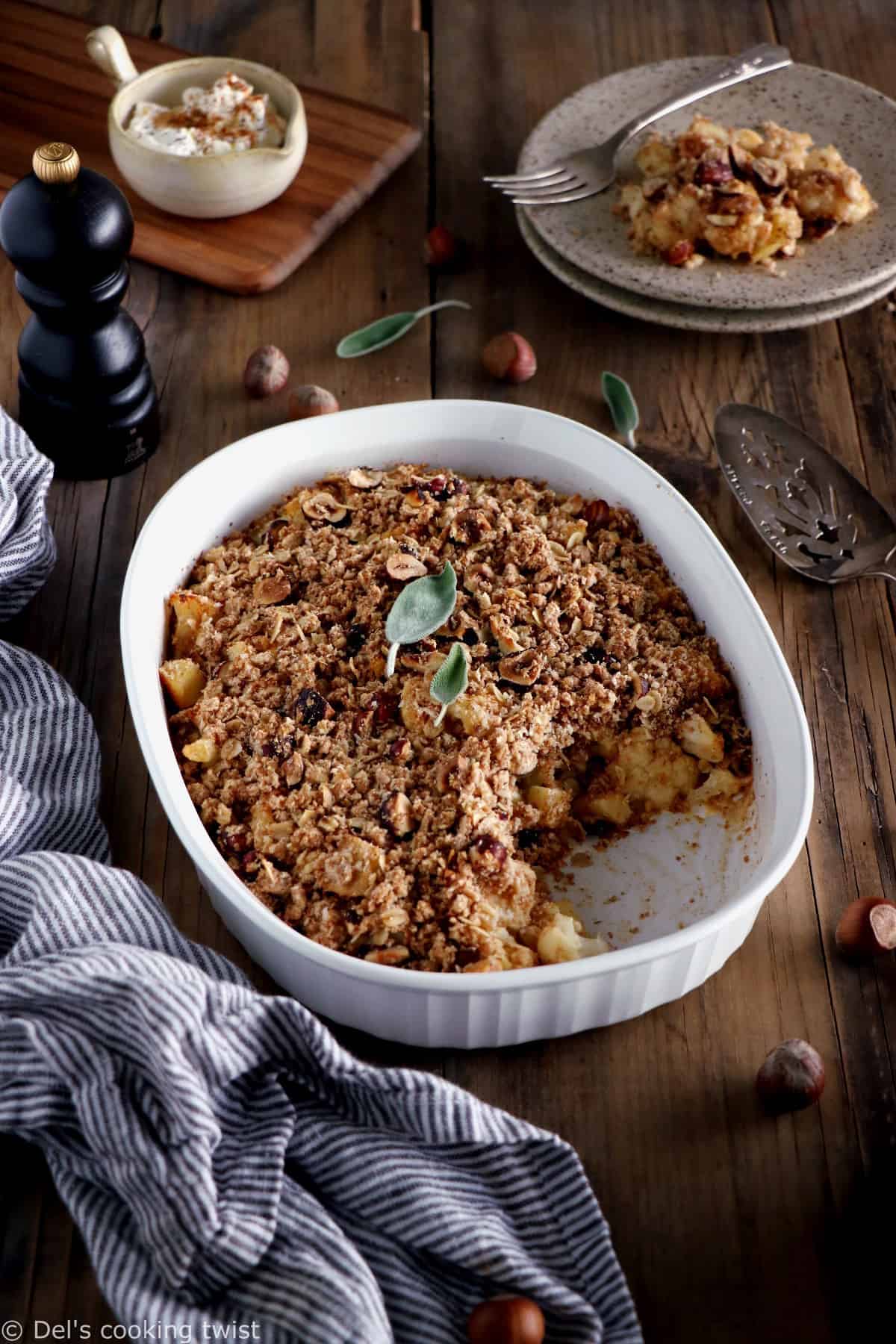 Ce crumble de chou-fleur et panais constitue un plat végétarien et familial sain, nourrissant et riche en saveurs.