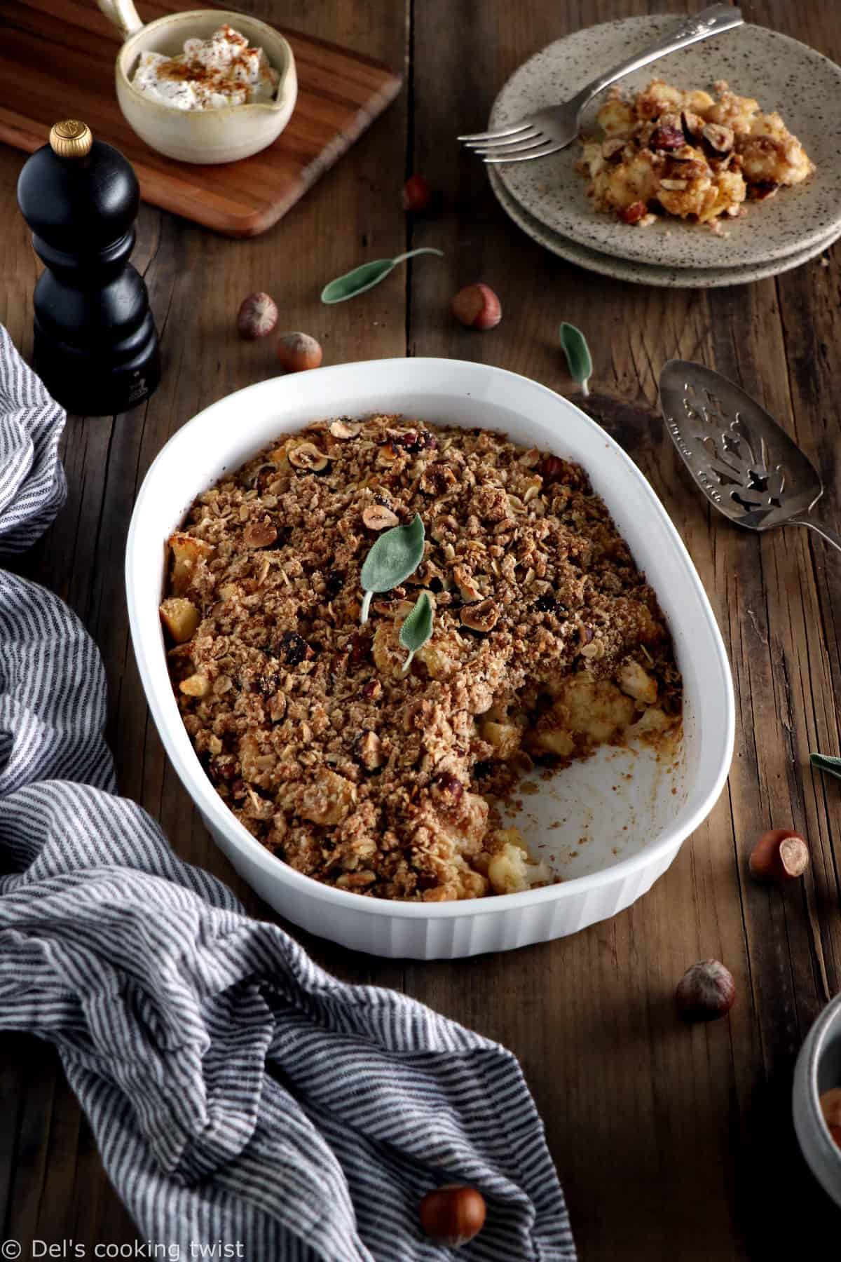 Ce crumble de chou-fleur et panais constitue un plat végétarien et familial sain, nourrissant et riche en saveurs.