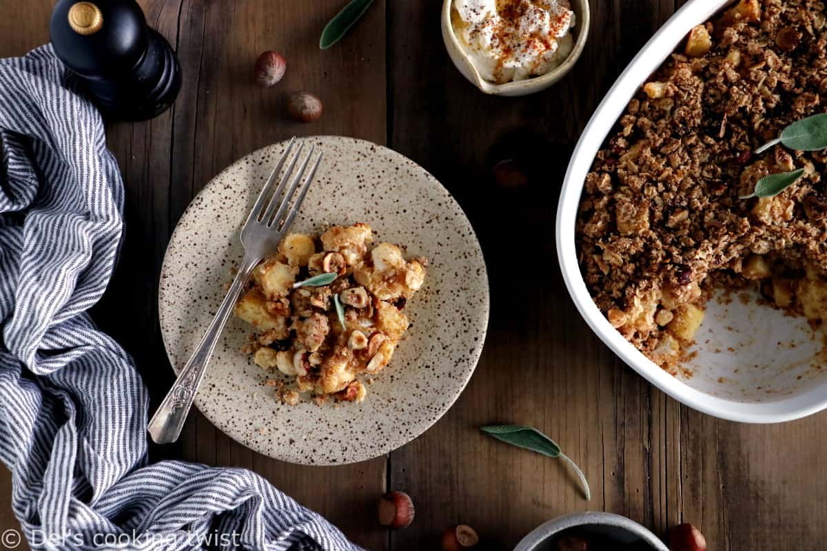 Ce crumble de chou-fleur et panais constitue un plat végétarien et familial sain, nourrissant et riche en saveurs.