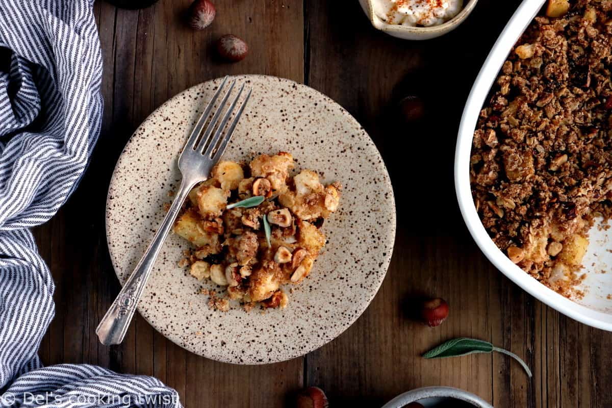 Ce crumble de chou-fleur et panais constitue un plat végétarien et familial sain, nourrissant et riche en saveurs.