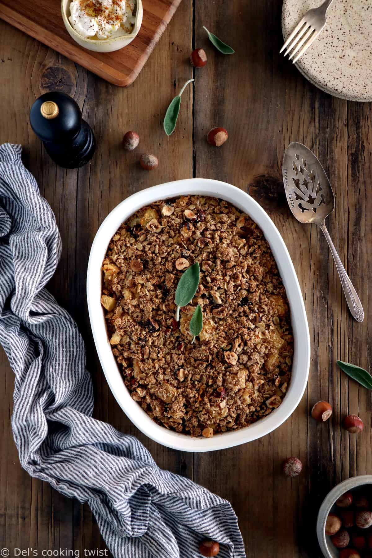 Ce crumble de chou-fleur et panais constitue un plat végétarien et familial sain, nourrissant et riche en saveurs.