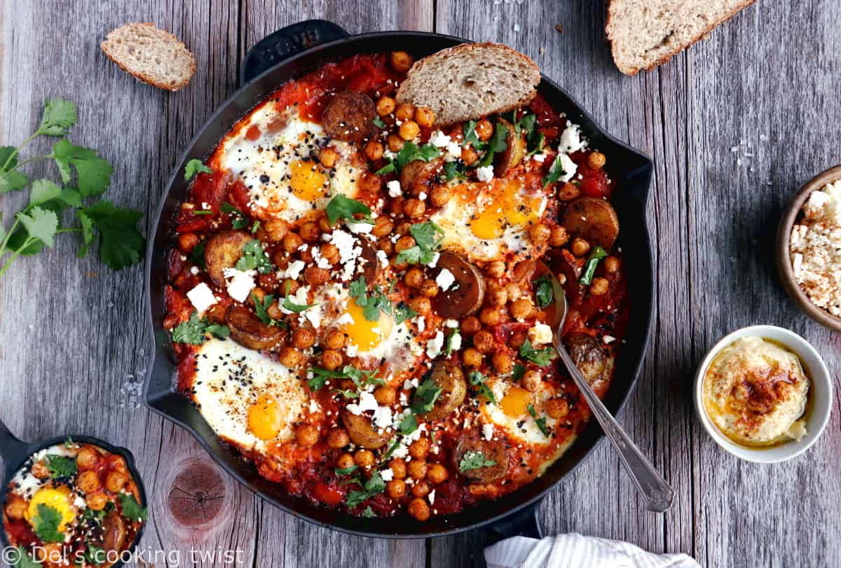 Une shakshuka en version deluxe, avec une base d'oeufs pochés plongés dans une sauce tomate aux oignons, le tout réhaussé de pommes de terres et pois chiches épicés.