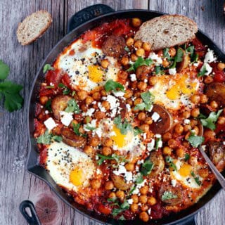 Une shakshuka en version deluxe, avec une base d'oeufs pochés plongés dans une sauce tomate aux oignons, le tout réhaussé de pommes de terres et pois chiches épicés.