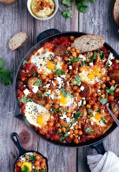 Une shakshuka en version deluxe, avec une base d'oeufs pochés plongés dans une sauce tomate aux oignons, le tout réhaussé de pommes de terres et pois chiches épicés.