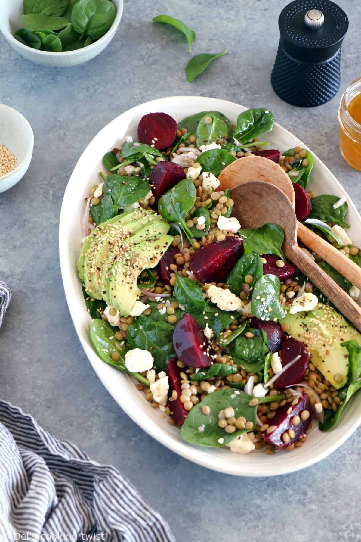 Facile et rapide à réaliser, cette salade de lentilles vertes, betteraves et feta constitue un plat végétarien complet et nourrissant, naturellement sans gluten.