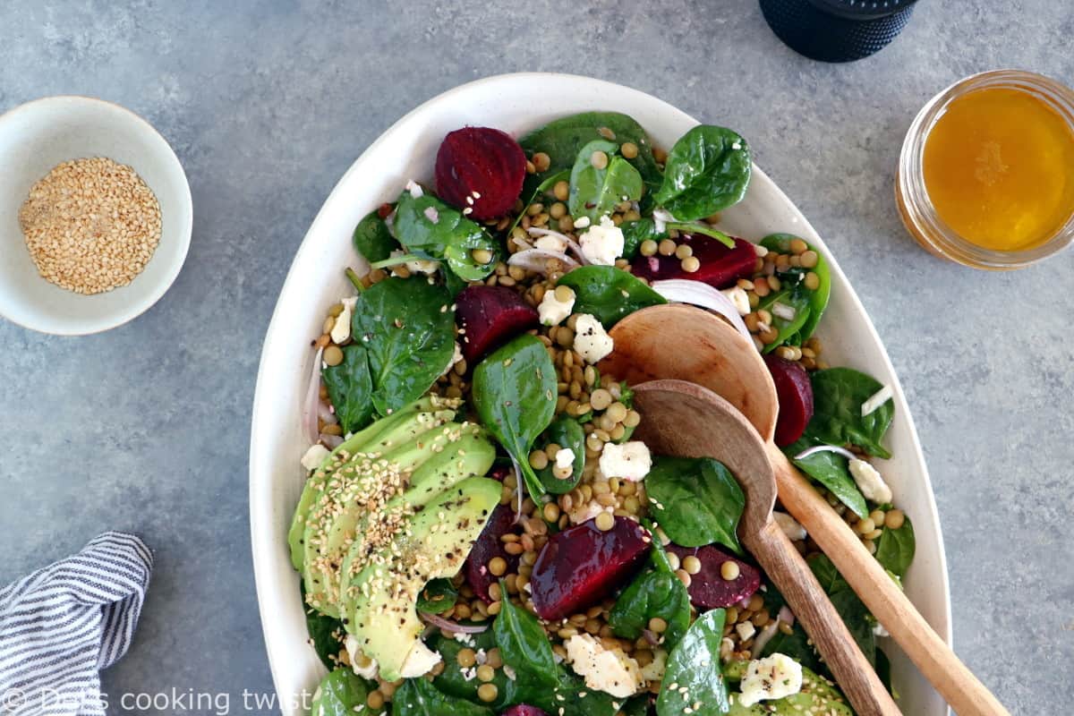 Facile et rapide à réaliser, cette salade de lentilles vertes, betteraves et feta constitue un plat végétarien complet et nourrissant, naturellement sans gluten.