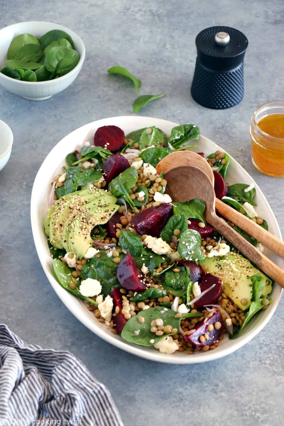 Facile et rapide à réaliser, cette salade de lentilles vertes, betteraves et feta constitue un plat végétarien complet et nourrissant, naturellement sans gluten.