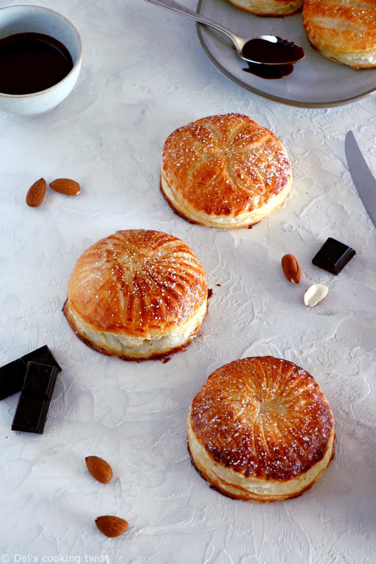 Revisitons la traditionnelle galette des rois avec ces galettes des rois individuelles poire-chocolat qui font fureur auprès des petits comme des grands.