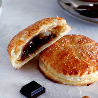 Galette des rois frangipane et fève en porcelaine Stock Photo