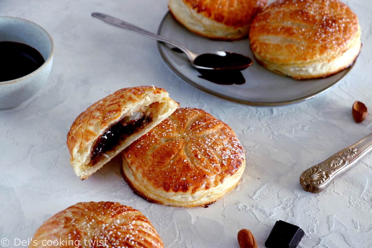 Revisitons la traditionnelle galette des rois avec ces galettes des rois individuelles poire-chocolat qui font fureur auprès des petits comme des grands.