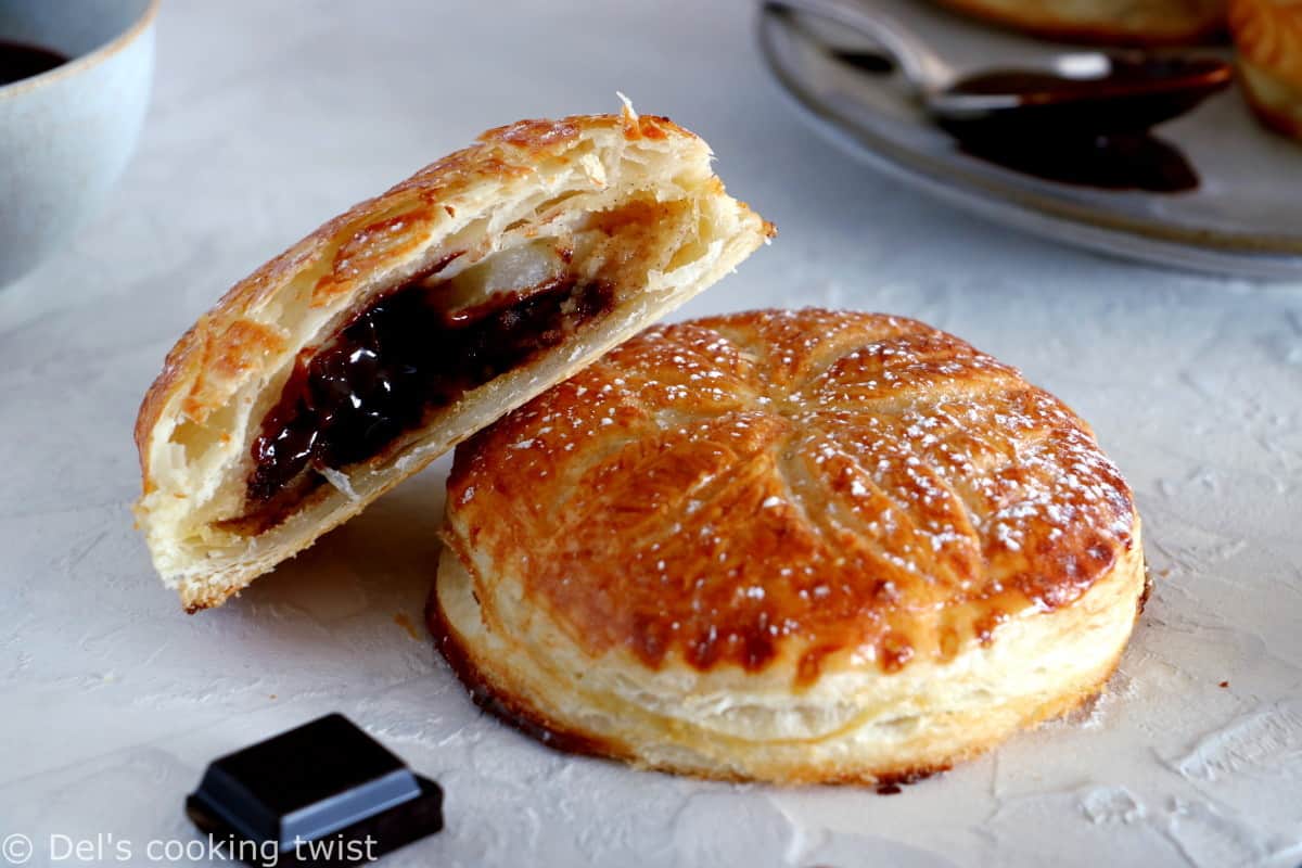 Revisitons la traditionnelle galette des rois avec ces galettes des rois individuelles poire-chocolat qui font fureur auprès des petits comme des grands.