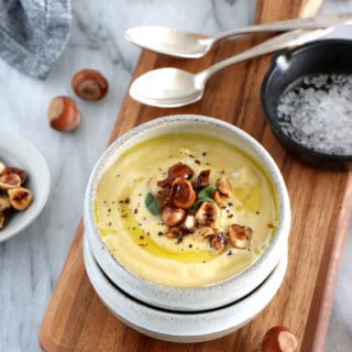 Réchauffez-vous de ce velouté de panais aux pommes et noisettes grillées. Une recette toute simple aux saveurs subtiles, avec une touche croquante apportée par les noisettes.