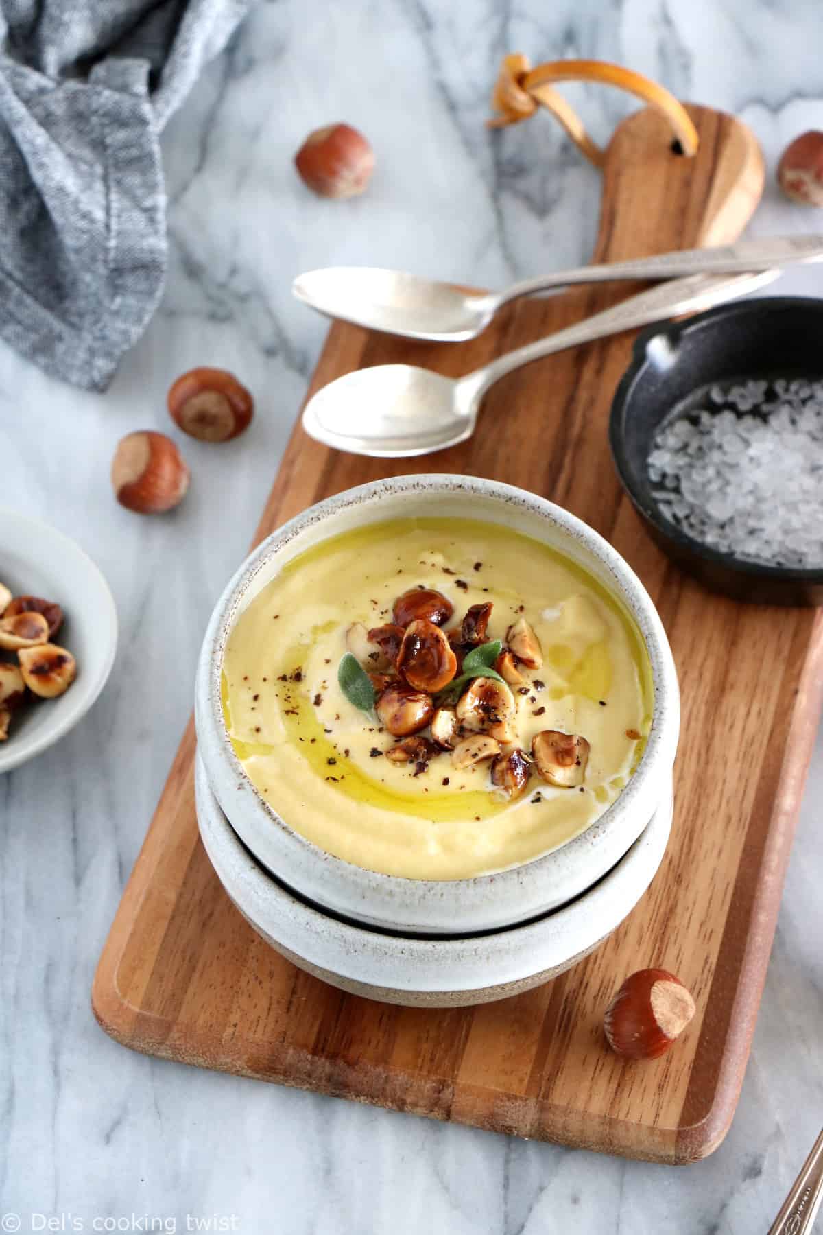 Réchauffez-vous de ce velouté de panais aux pommes et noisettes grillées. Une recette toute simple aux saveurs subtiles, avec une touche croquante apportée par les noisettes.